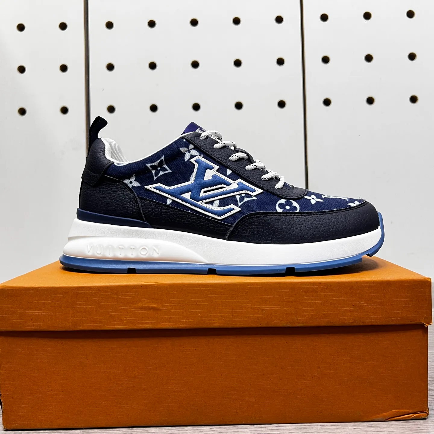 Factory price: 438💰LVZhe's new casual sports shoes for men👉 👉 Fashionable and versatile, 💞 simple and elegant style, 🔊 The fabric is made of imported cowhide with original fabric, ☑️Sheepskin feet inside, original wear-resistant rubber outsole, exclusive new style, actual shot, three colors available, code number: 38-44, (45 can be customized)